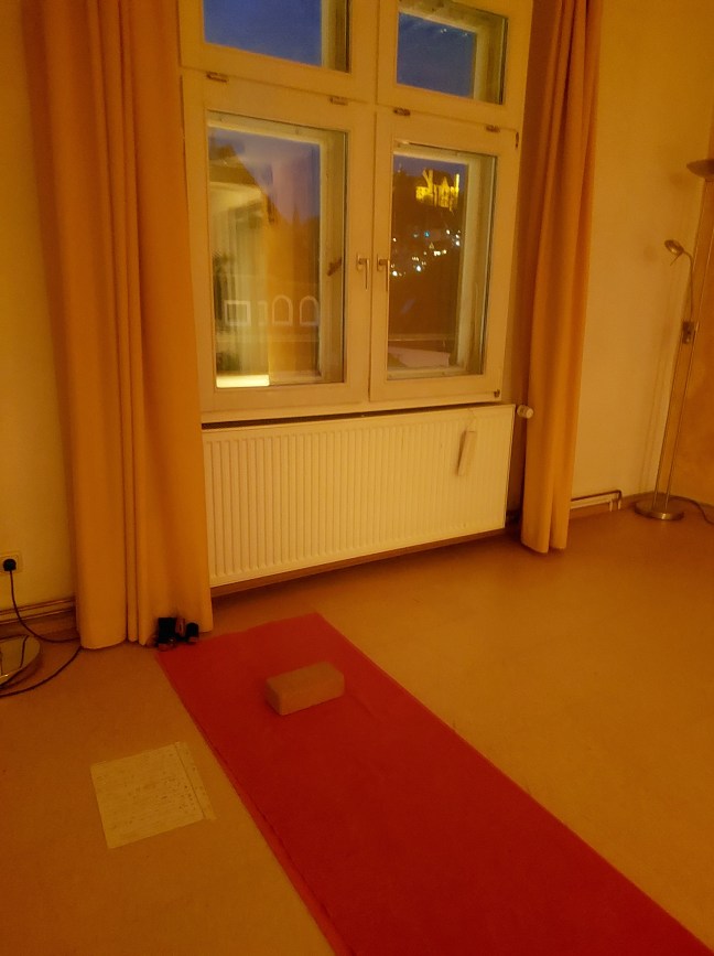 Ausblick auf das Marburger Schloss vom Entspannungsraum der VHS Marburg